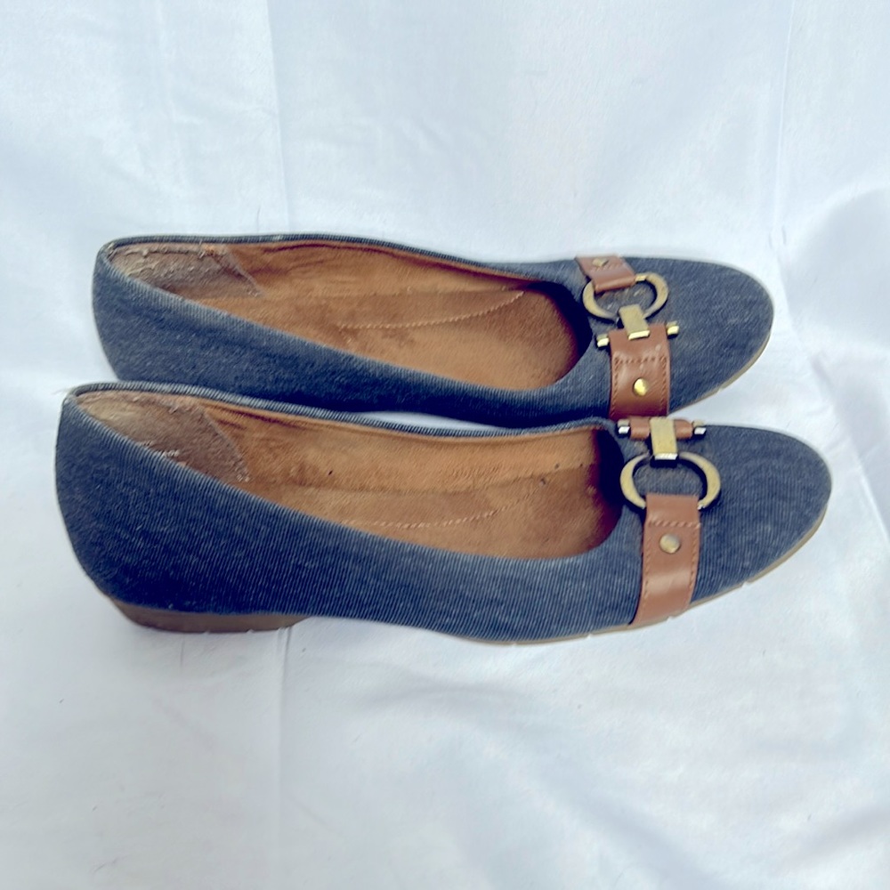 Aerosols denim flats. Brass n faux leather buckle. Sz 7. Slight wedge.